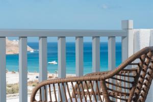 凯勒里瓦迪佩内洛普村酒店的木制长凳,位于俯瞰大海的阳台