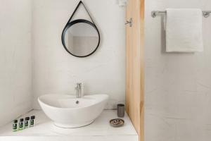 凯勒里瓦迪佩内洛普村酒店的白色的浴室设有水槽和镜子