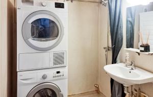 斯塔德Amazing Apartment In Ystad With 1 Bedrooms的一个带洗衣机和烘干机的浴室
