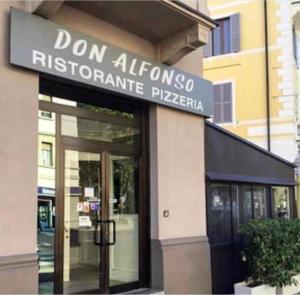 帕尔马Rooms Don Alfonso的带有读取白 ⁇ 比萨饼的标志的建筑