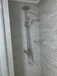 博斯特里Vzmorie Resort Hotel的浴室内配有淋浴和头顶淋浴