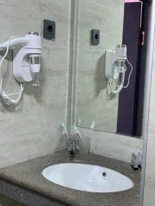 博斯特里Vzmorie Resort Hotel的浴室的柜台设有水槽和镜子