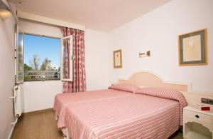帕尔马诺瓦阿瓜索尔公寓酒店的一间卧室设有一张床和一个窗口