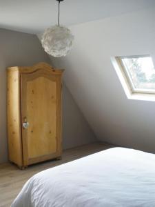 利克维Villa de charme Alsace - Riquewihr的卧室配有白色的床和窗户。