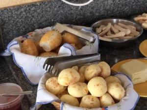 卡皮托利乌Pousada Xero的碗里的一束土豆,面包机