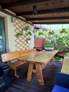扎托尔Riviera Zator的木餐桌,在种有植物的甲板上