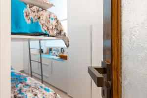 CaltabellottaLA MANDORLA Luxury Rooms的一间卧室配有双层床和镜子