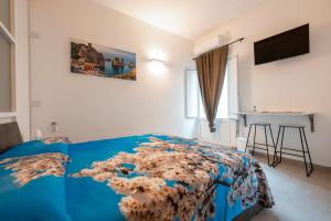 CaltabellottaLA MANDORLA Luxury Rooms的一间卧室配有一张带蓝色棉被的床