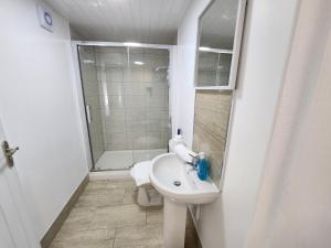 伯明翰Solihull Shared House的白色的浴室设有水槽和淋浴。