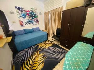 芙蓉MARIDA HOMESTAY MusIim Only的一间卧室配有一张床和一张带斑马毯的书桌。