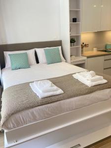直布罗陀CP luxury studio的一间卧室配有一张大床和毛巾
