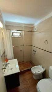 马德普拉塔Departamento a Estrenar para 4 personas的浴室配有白色卫生间和盥洗盆。
