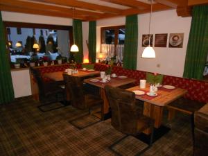 雷特温克尔白马旅馆的用餐室配有木桌和椅子