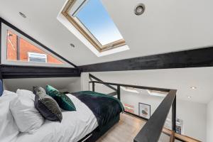 卡斯尔福德New York Living in Yorkshire - Sleeps 4的一间卧室设有一张床和一个窗口