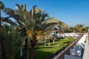 阿加迪尔Allegro Agadir的从棕榈树度假村的阳台可以欣赏到风景