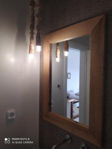 普拉卡米洛斯希亚多公寓的浴室镜子、木框和水槽