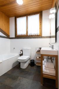 贝纳斯克Casa Pichuana的浴室配有卫生间、浴缸和水槽。