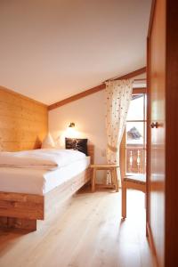 雷特温克尔Haus Sonnwies的一间卧室设有一张大床和一个窗户。