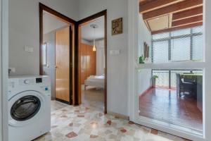 Fiesso UmbertianoCà Licio的洗衣房配有洗衣机和窗户