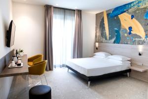 西尼加利亚水晶酒店的酒店客房,配有一张床、一张桌子和椅子