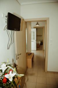皮加迪卡阿萨酒店的墙上配有平面电视的房间