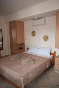 纳克索乔拉Tranquil Apartments的一间卧室配有一张床,上面有两条毛巾