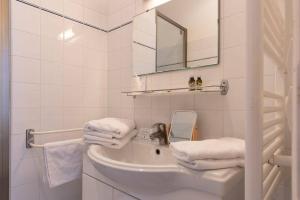 圣克莱门特德巴穿靴子的猫酒店的白色的浴室设有水槽和镜子