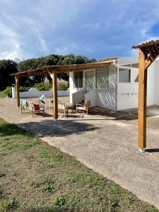 博尼法乔Camping Residence Chalet La Pomposa Terrazzoni的凉亭和庭院度假屋