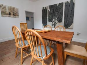 切斯特Oneofour的一间带木桌和椅子的用餐室
