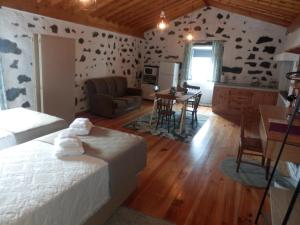 Canto da AreiaCasa da Lavadia的一间卧室设有一张床和一间客厅。