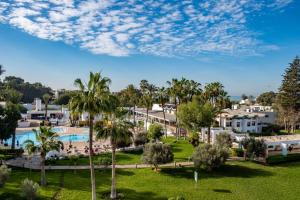 阿加迪尔Allegro Agadir的享有带游泳池和棕榈树的度假村的景致