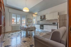 Fiesso UmbertianoCà Licio的厨房以及带桌椅的起居室。