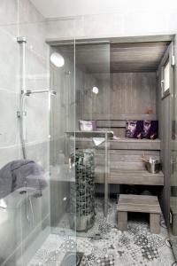 波尔沃Villa Vivante的一间带玻璃淋浴和水槽的浴室