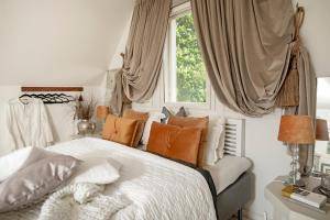 波尔沃Villa Vivante的卧室配有带枕头的床铺和窗户。