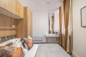 莱斯特The Pocklington - The New Walk Suite的一间卧室配有带枕头的床