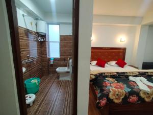 拉瓦格拉Sikkimese Inn的一间带床、水槽和卫生间的浴室