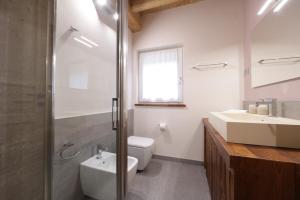 巴切诺Casa Vacanze Le Falesie的浴室配有卫生间、盥洗盆和淋浴。