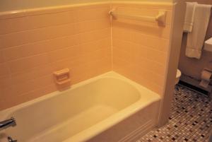 大洋城Lankford Hotel and Lodge的带白色浴缸的浴室和卫生间