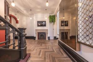 莱斯特The Pocklington - The Filbert Suite的带壁炉的走廊和铺有木地板的楼梯