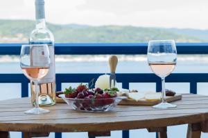 皮加迪卡阿萨酒店的一张桌子,上面放着两杯葡萄酒和一碗水果