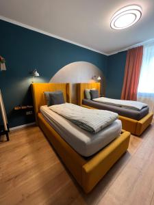 SillwegSofia Apartment & Zimmer的蓝色墙壁客房的两张床