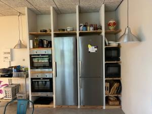 韦斯特维Room 14 - Hawkraft kulturhotel的厨房配有不锈钢冰箱