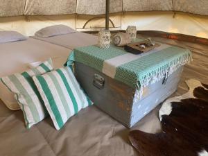 科托尔Tiny house & Glamping tent的床上有两张垫子