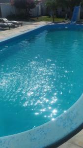 加利纽斯Pousada Monte Carlos的庭院里的一个蓝色海水游泳池