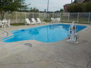 奥本SureStay Plus Hotel by Best Western Auburn的四周设有椅子的小游泳池