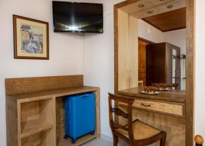 普拉塔尼亚斯Elisavet's House的配有一张带蓝色手提箱和椅子的书桌的房间