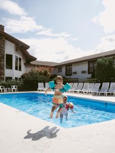 莱文沃思恩慈安旅馆的两个孩子在游泳池玩耍
