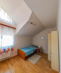 奥西耶克Kuća za najam Villa Monika的一间卧室设有一张床和一个窗口