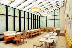 纽约市区时代广场福朋喜来登酒店的用餐室设有桌椅和窗户。