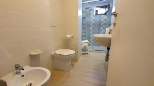 维耶斯泰艾萨波里德尔加尔加诺酒店的白色的浴室设有卫生间和水槽。
